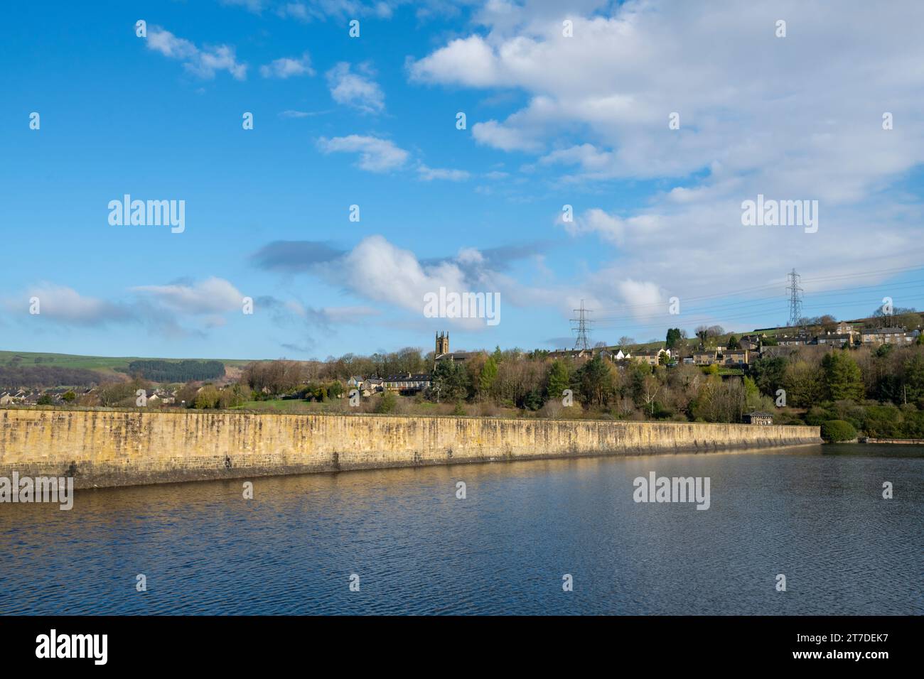 Der Talspeicher Tintwistle, Derbyshire, ist der niedrigste Stausee einer Reihe von Stauseen im Longdendale Valley. Stockfoto