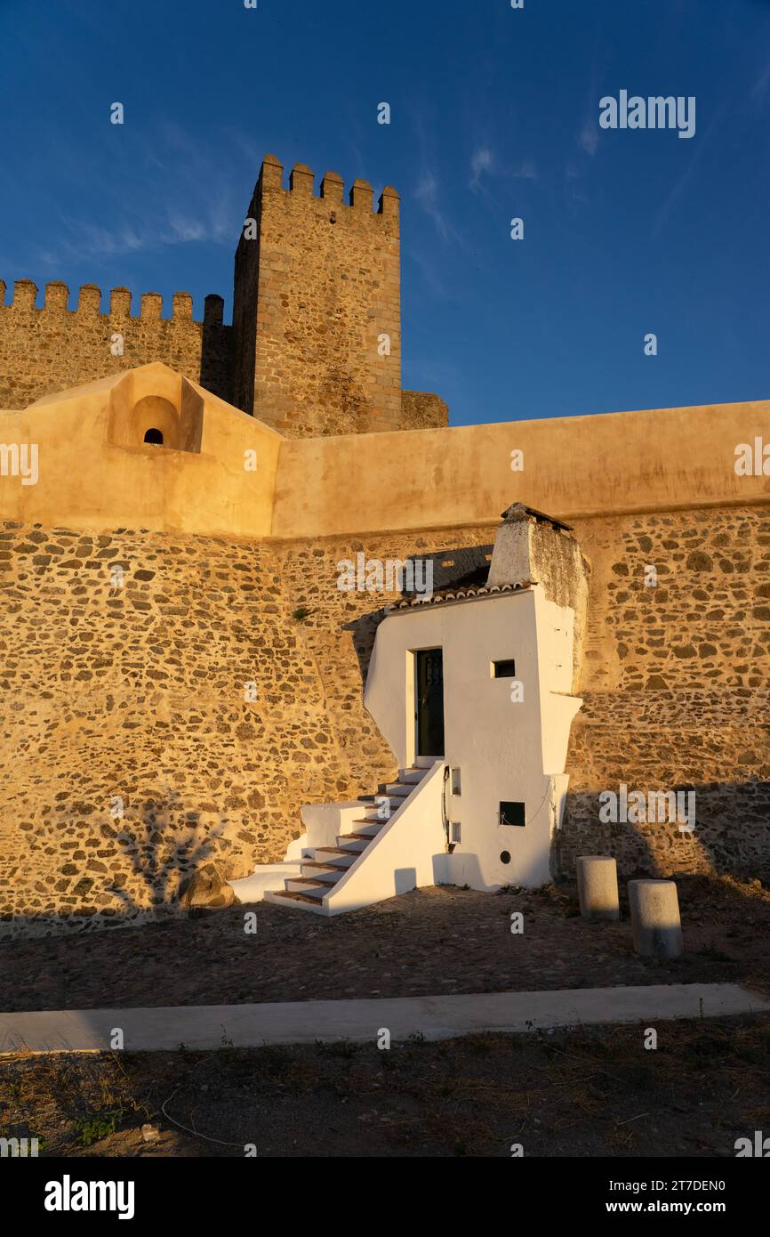 Schloss des befestigten Dorfes Campo Maior in der Region Alentejo in Portugal mit seinem typischen weißen Haus Stockfoto