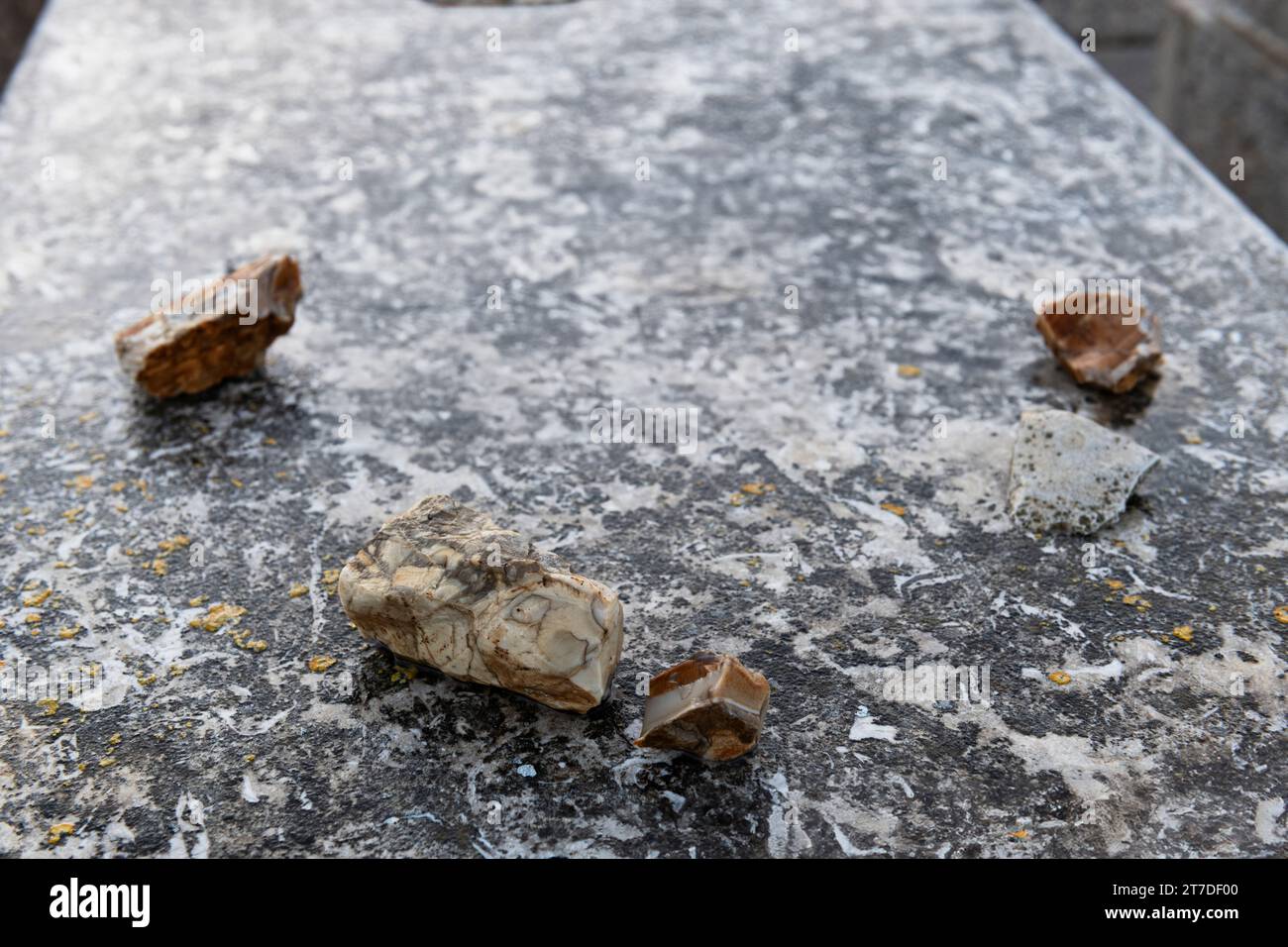 Jüdische Gräber auf dem Ölberg-Friedhof in Jerusalem. Trauernde und Besucher eines jüdischen Grabes hinterlassen einen kleinen Stein oder Kiesel als Zeichen Stockfoto
