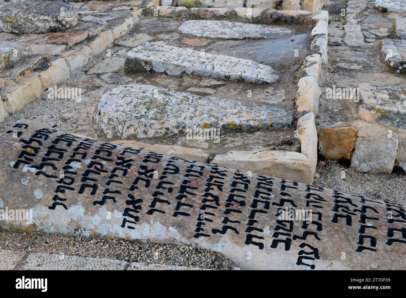 Ein Grabstein auf einem jüdischen Grab auf dem Ölberg Friedhof mit Blick auf die Altstadt von Jerusalem, Israel. Stockfoto