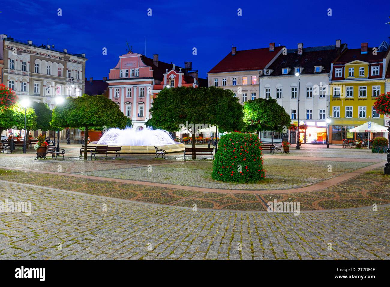 29. August 2022 Marktplatz mit Nachtbeleuchtung in Walbrzych, Polen Stockfoto