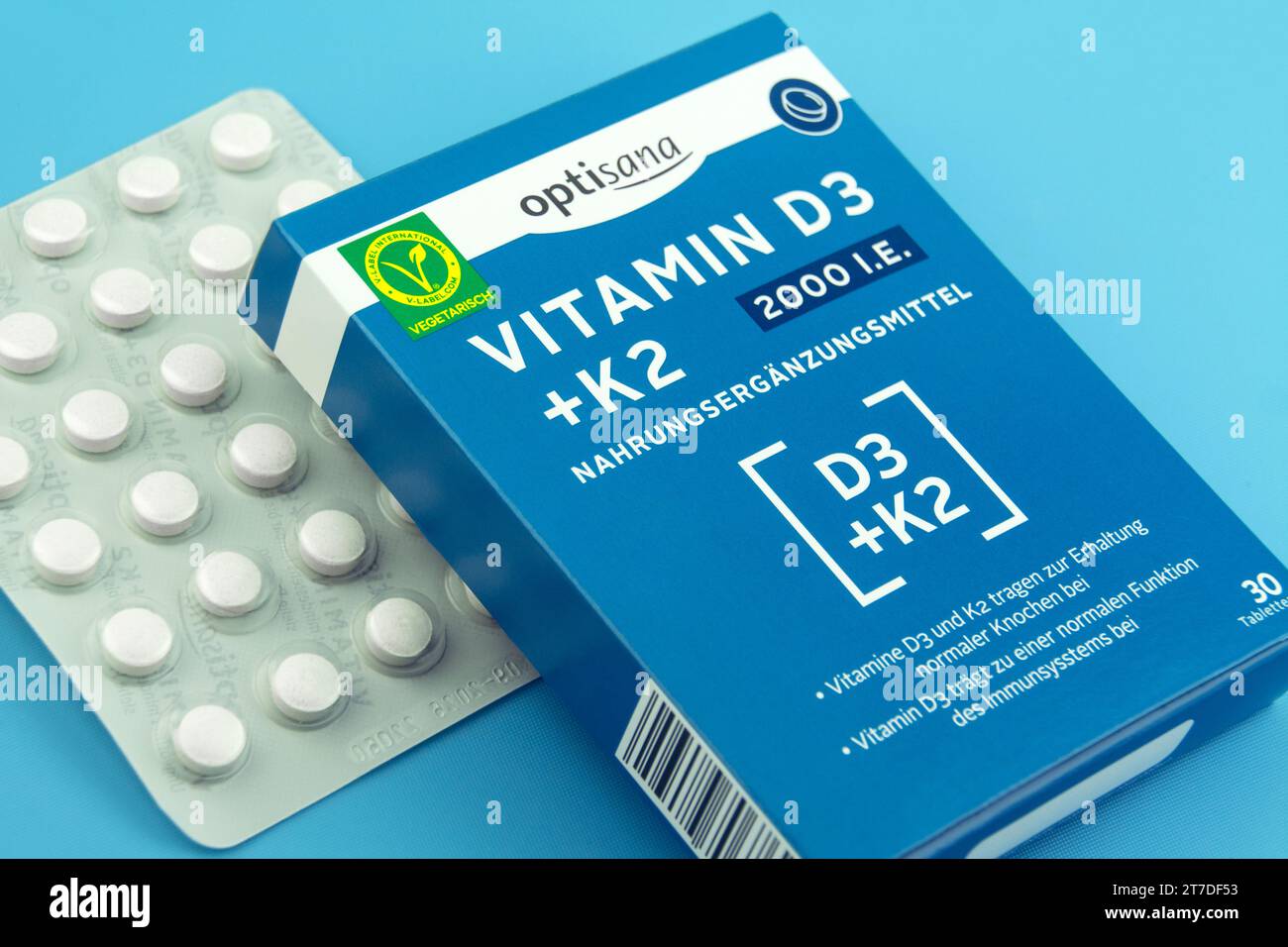 Hamburg - 13. November 2023: Optisana Vitamin D3 und K2 Nahrungsergänzungsmittel vegan Stockfoto