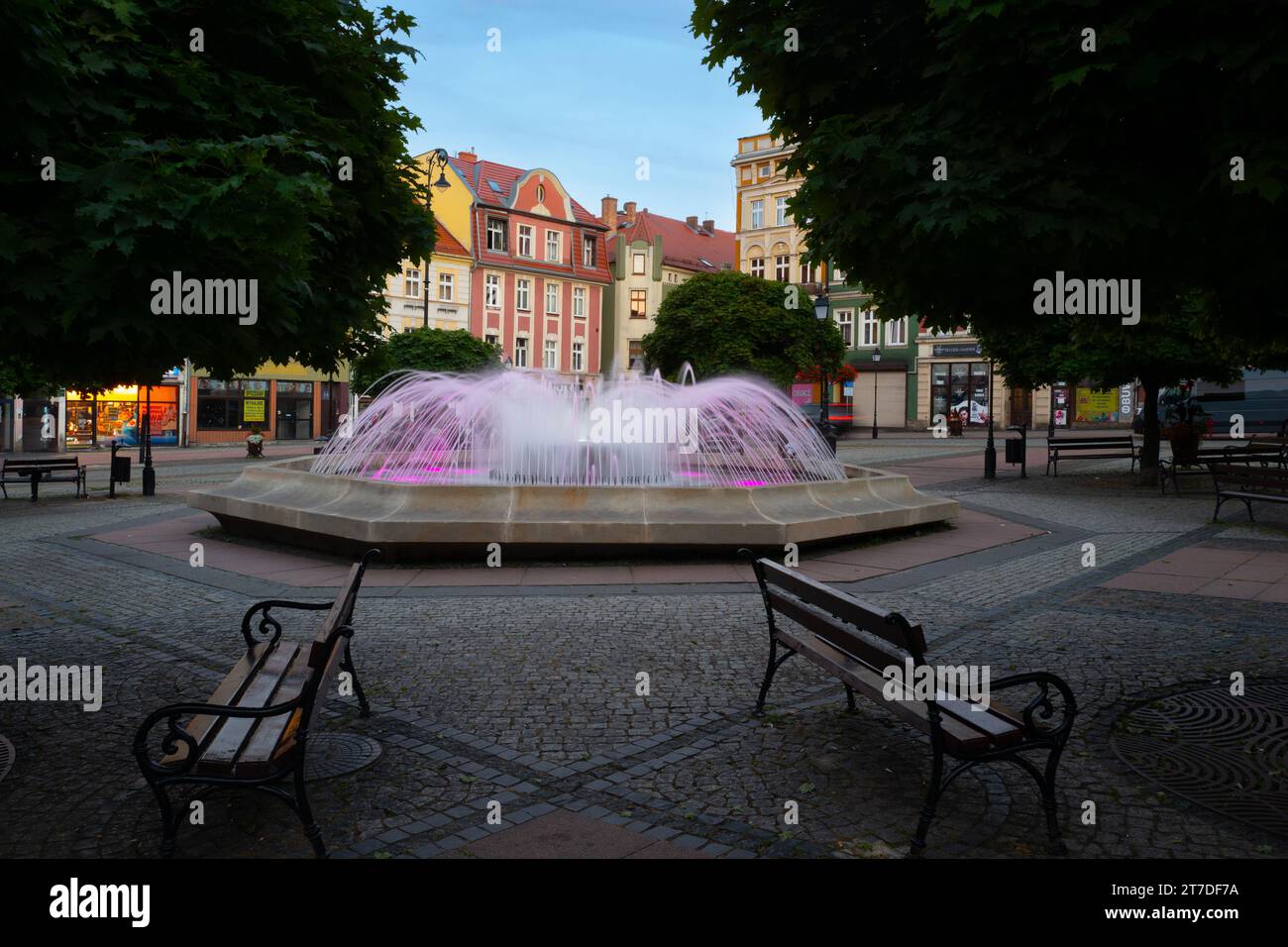 29. August 2022 Brunnen auf dem Marktplatz in Walbrzych, Polan Stockfoto