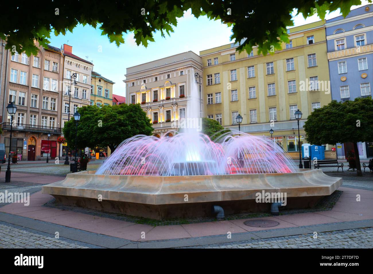 29. August 2022 Brunnen auf dem Marktplatz in Walbrzych, Polan Stockfoto