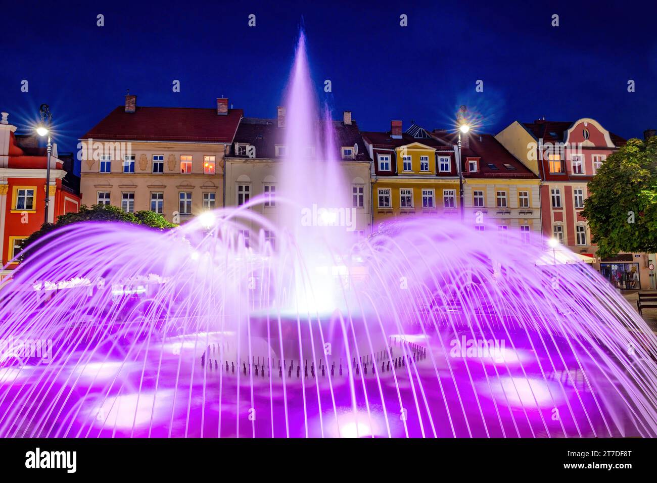 29. August 2022 Nachtlichtbrunnen auf dem Marktplatz in Walbrzych, Polan Stockfoto