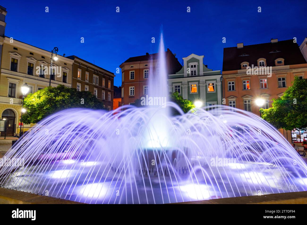 29. August 2022 Nachtlichtbrunnen auf dem Marktplatz in Walbrzych, Polan Stockfoto