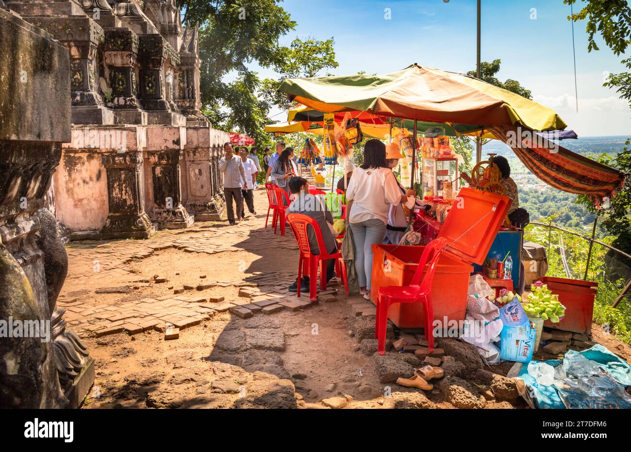 Getränke- und Snackverkäufer im berühmten Oudong-Tempel in der Provinz Kandal, Kambodscha. Stockfoto