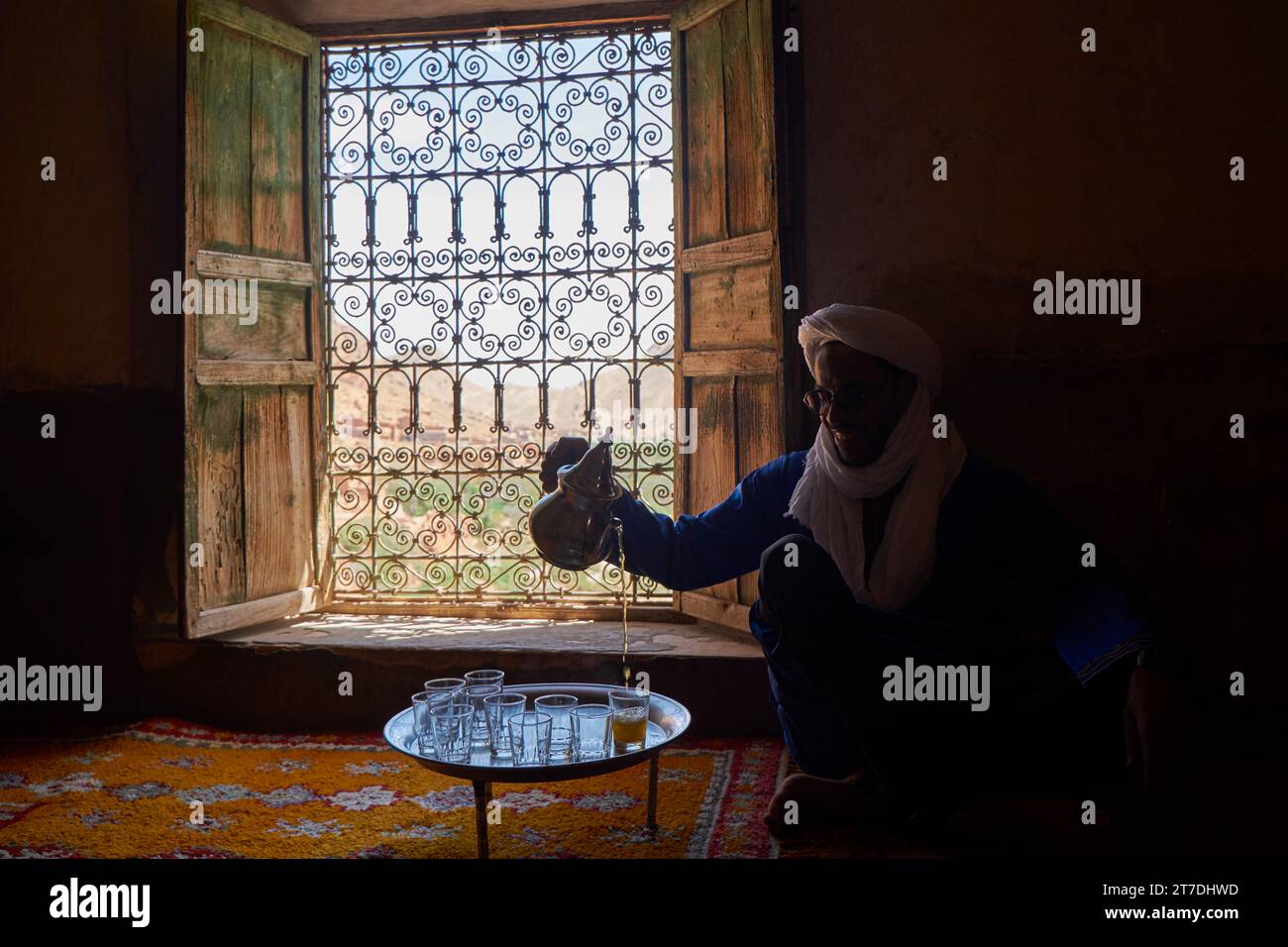 Teestunde mit einem Muslim in einem traditionellen Gewand in den Wänden einer alten Kasbah Stockfoto