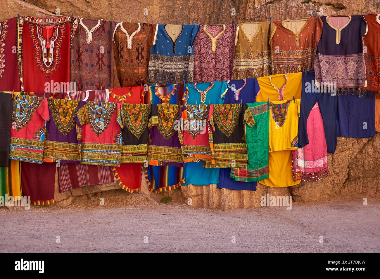 Marokkanische Hemden auf einem Souvenirstand Stockfoto
