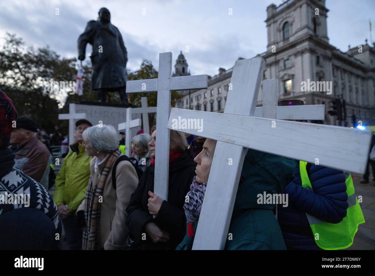 In London fand eine Crosses for Life-Prozession statt, in der sowohl für die ungeborenen Toten, die täglich durch Abtreibung getötet wurden, betete als auch trauerte. Stockfoto