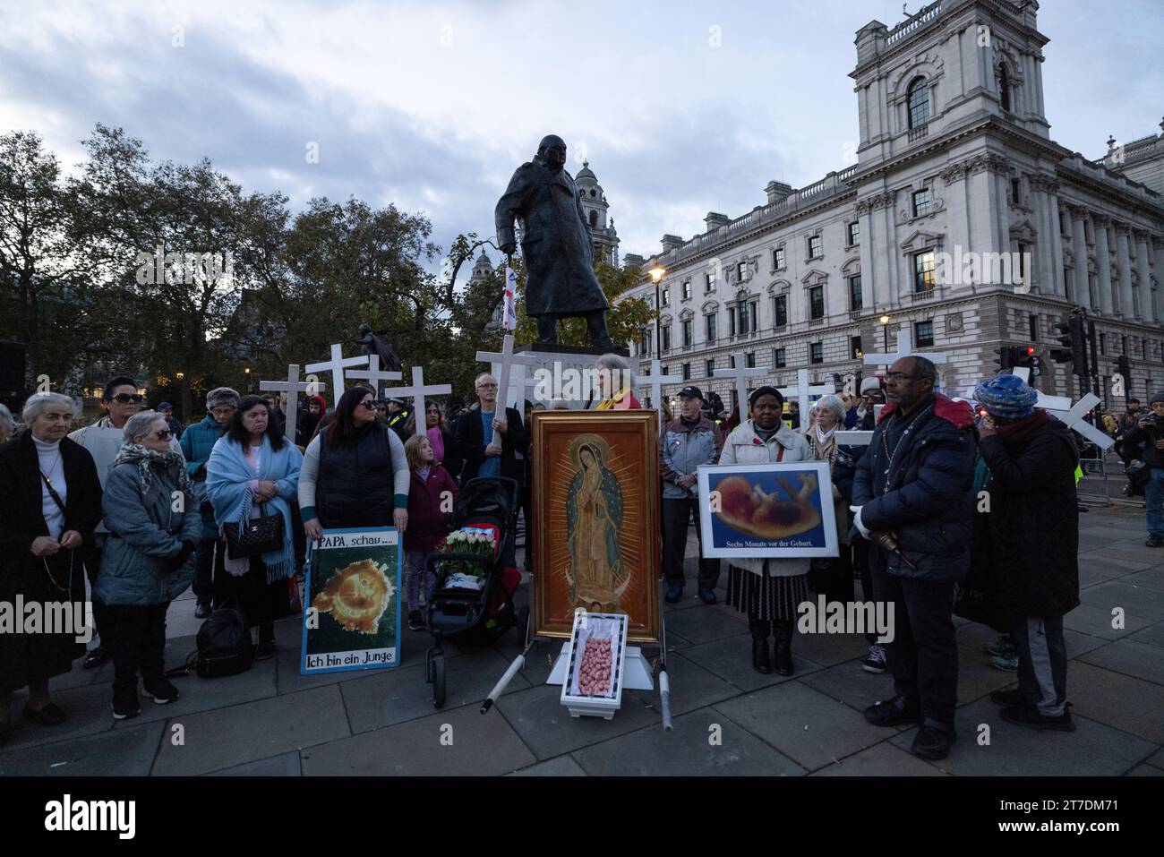 In London fand eine Crosses for Life-Prozession statt, in der sowohl für die ungeborenen Toten, die täglich durch Abtreibung getötet wurden, betete als auch trauerte. Stockfoto