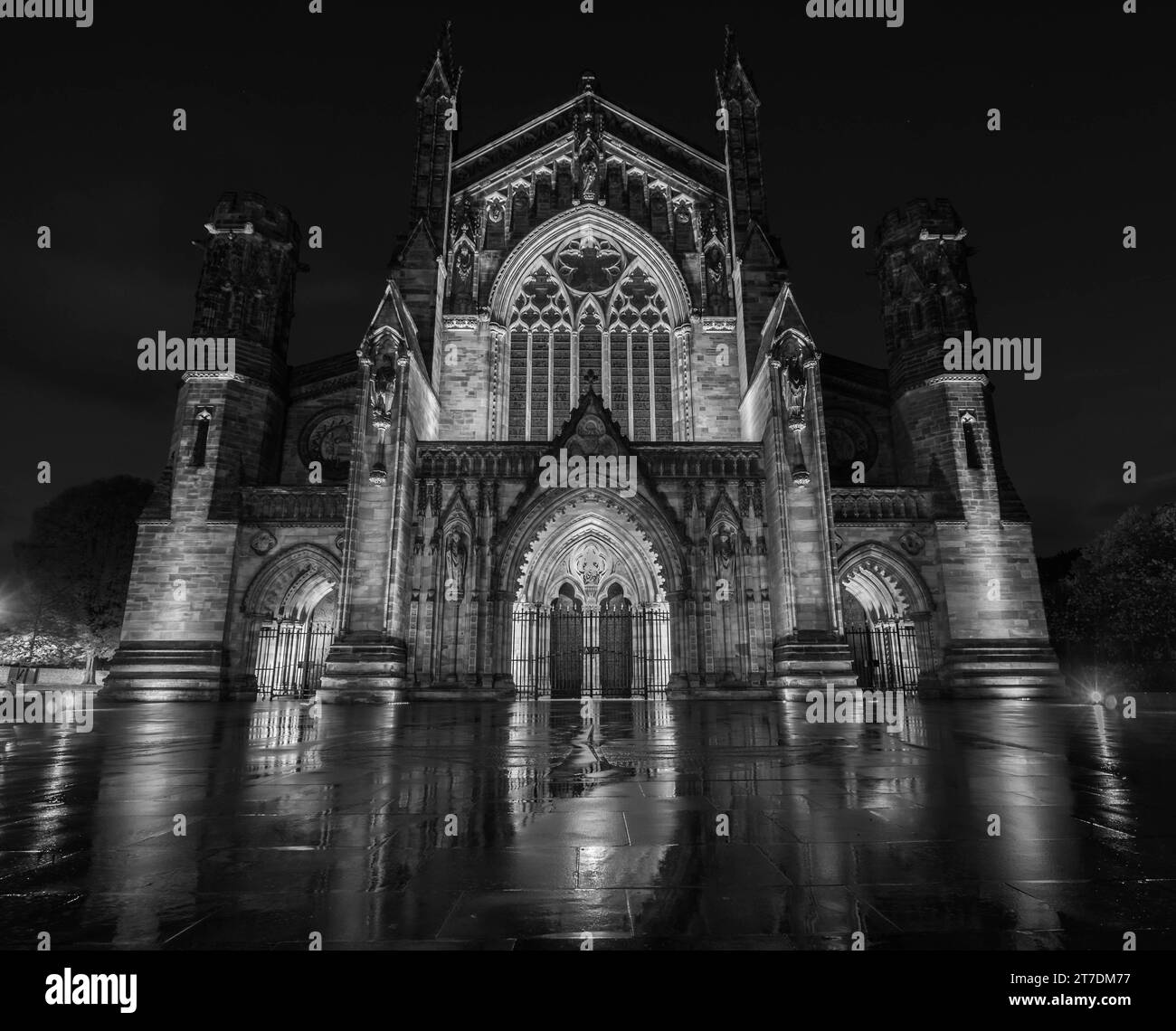 Die Kathedrale von Hereford mit ihren Türbögen, die mit roter Beleuchtung beleuchtet sind, in Erinnerung an diejenigen, die im Ersten Weltkrieg gefallen sind und andere in Kriegen Stockfoto