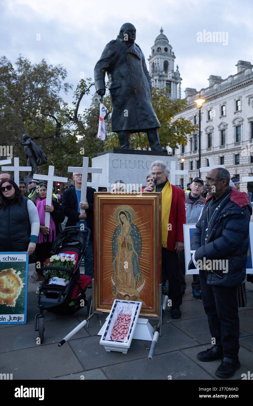 In London fand eine Crosses for Life-Prozession statt, in der sowohl für die ungeborenen Toten, die täglich durch Abtreibung getötet wurden, betete als auch trauerte. Stockfoto