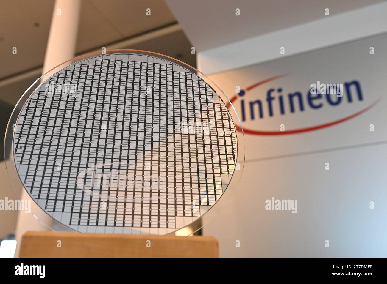 Randmotiv:30 cm Waver vor Infineon Logo, Firmenemblem, Jahrespressekonferenz INFINEON Technologies AG am 15.11.2023 in Neubiberg. *** Kantenmotiv 30 cm schwenkbar vor Infineon Logo, Firmenemblem, Jahrespressekonferenz INFINEON Technologies AG am 15 11 2023 in Neubiberg Credit: Imago/Alamy Live News Stockfoto