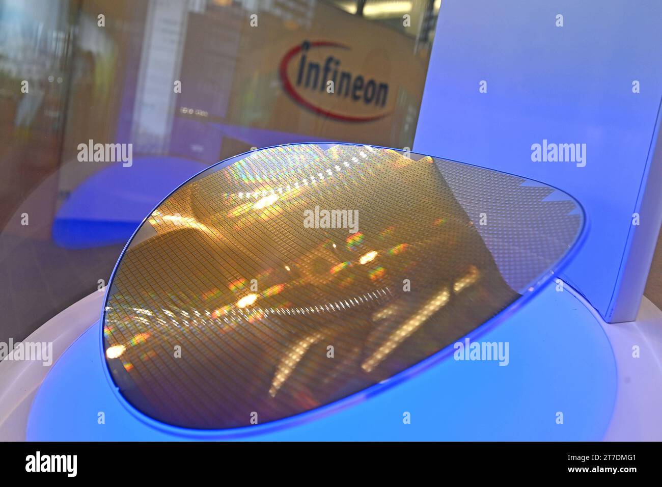 Randmotiv:30 cm Waver vor Infineon Logo, Firmenemblem, Jahrespressekonferenz INFINEON Technologies AG am 15.11.2023 in Neubiberg. *** Kantenmotiv 30 cm schwenkbar vor Infineon Logo, Firmenemblem, Jahrespressekonferenz INFINEON Technologies AG am 15 11 2023 in Neubiberg Credit: Imago/Alamy Live News Stockfoto