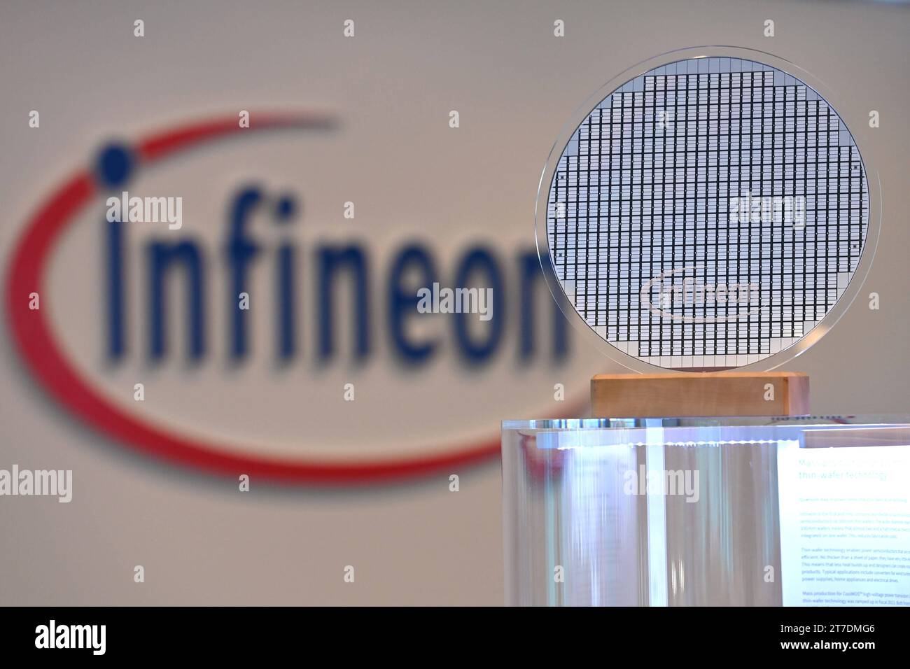 Randmotiv:30 cm Waver vor Infineon Logo, Firmenemblem, Jahrespressekonferenz INFINEON Technologies AG am 15.11.2023 in Neubiberg. *** Kantenmotiv 30 cm schwenkbar vor Infineon Logo, Firmenemblem, Jahrespressekonferenz INFINEON Technologies AG am 15 11 2023 in Neubiberg Credit: Imago/Alamy Live News Stockfoto