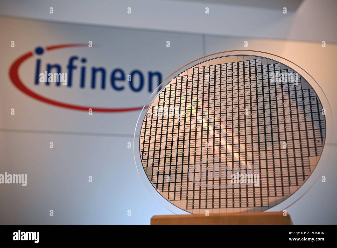 Randmotiv:30 cm Waver vor Infineon Logo, Firmenemblem, Jahrespressekonferenz INFINEON Technologies AG am 15.11.2023 in Neubiberg. *** Kantenmotiv 30 cm schwenkbar vor Infineon Logo, Firmenemblem, Jahrespressekonferenz INFINEON Technologies AG am 15 11 2023 in Neubiberg Credit: Imago/Alamy Live News Stockfoto