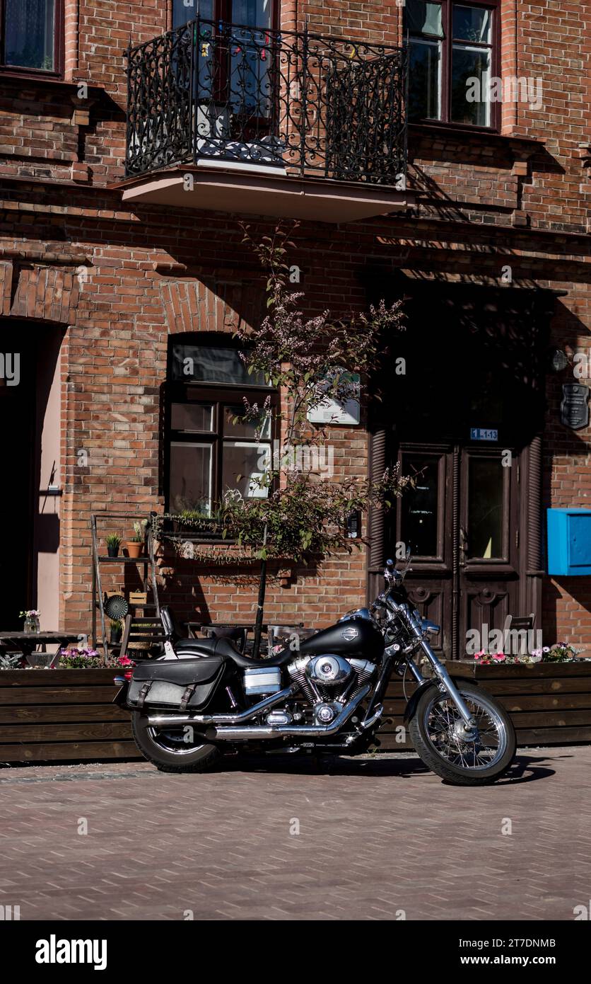 Minsk, Weißrussland, 15. November 2023 - Motorrad Harley Davidson parkt in der Stadt Stockfoto