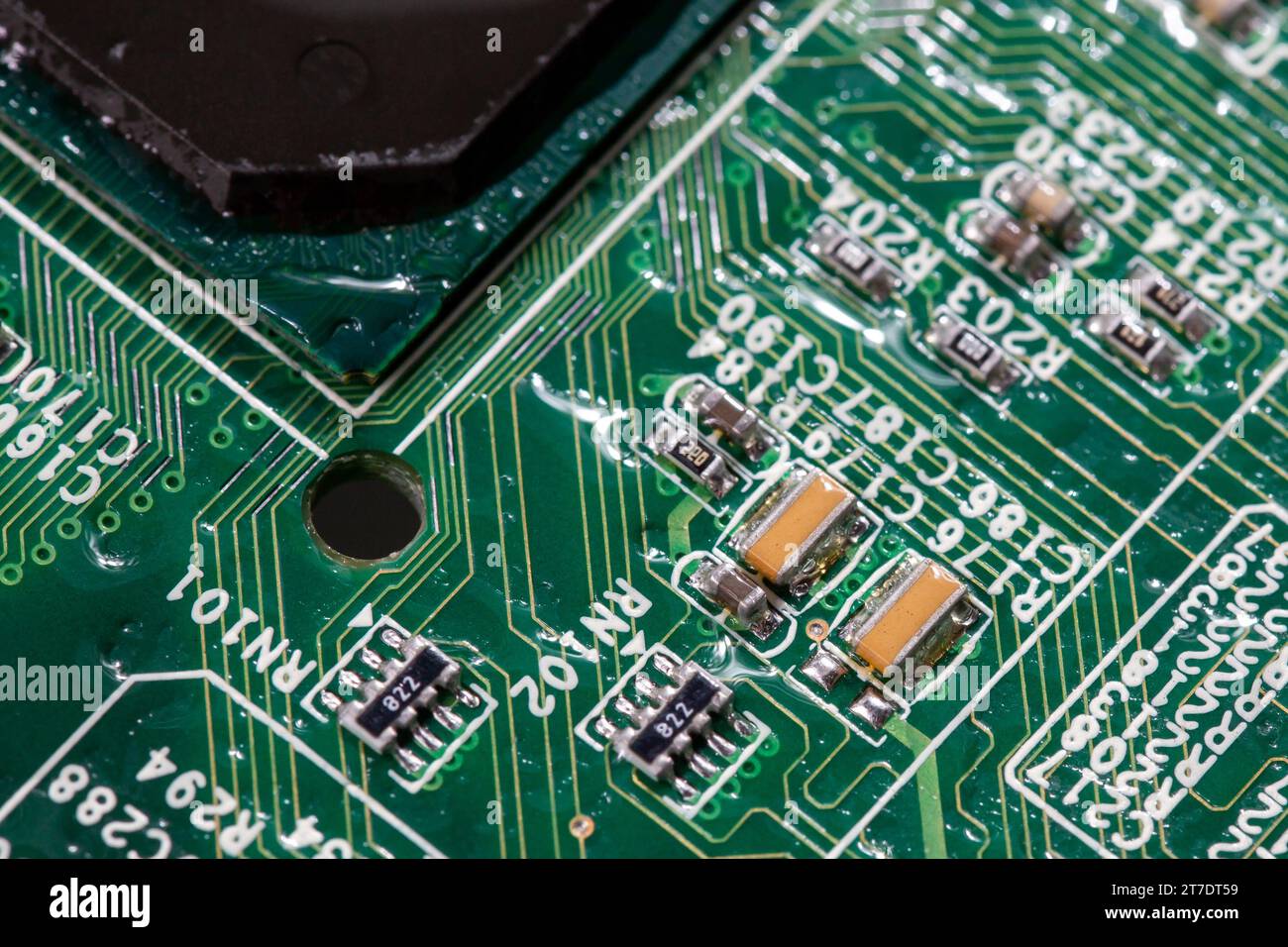 Nasse digitale Leiterplatte mit Mikroprozessoren und Komponenten, Großbild-Makrohintergrund Stockfoto