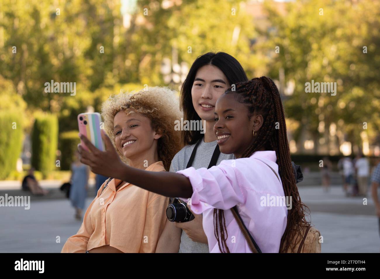 Gruppe von drei multiethnischen Freunden, die Selfie mit einem Smartphone machen Stockfoto