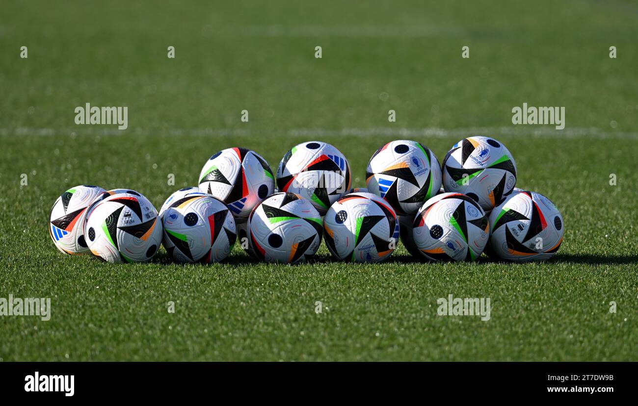 15. November 2023, Hessen, Frankfurt/Main: Fußball: Nationalmannschaft, vor dem Länderspiel gegen die Türkei und Österreich. Die neuen Adidas-Europameisterbälle „Football Love“ sind bereit für das Training der Nationalmannschaft auf dem DFB-Campus. Foto: Arne Dedert/dpa Stockfoto