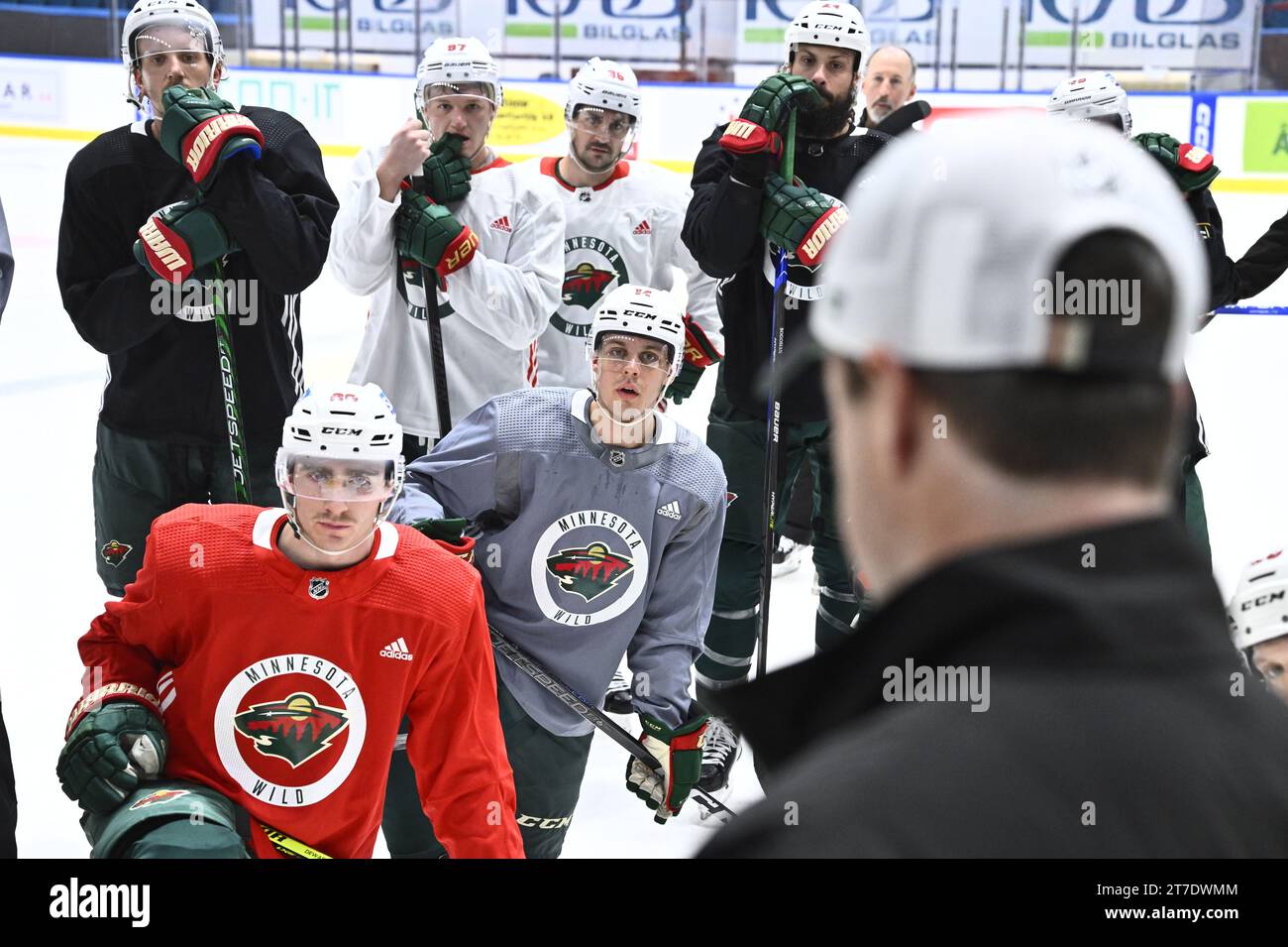 STOCKHOLM 20231115 Joel Eriksson Ek (grau, C) während eines Minnesota Wild Trainings vor der NHL Global Series 2023 im Hovet Stadion in Stockholm, Schweden. Foto: Claudio Bresciani / TT / Kod: 10090 Stockfoto