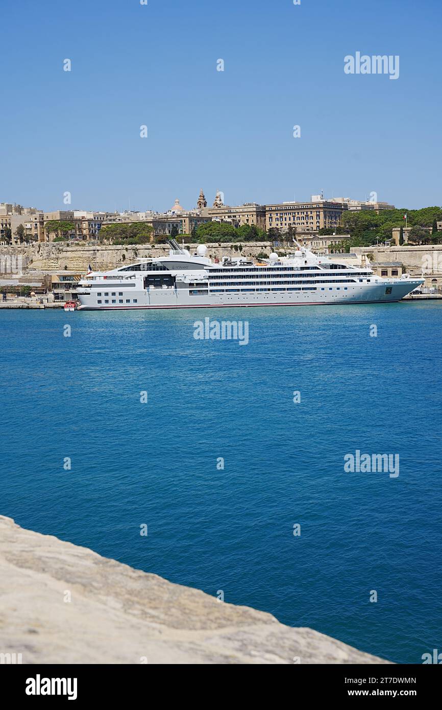 VALLETTA, MALTA - 19. MAI 2022: Touristisches Linienschiff in der europäischen Hauptstadt, klarer blauer Himmel am warmen sonnigen Frühlingstag - vertikal Stockfoto