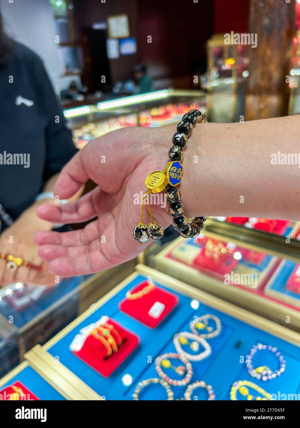 Peking, China, Detail, Arm, Armband, chinesischer Sekretär und Mann kaufen Goldschmuck im lokalen Einzelhandel in der Verbotenen Stadt Stockfoto