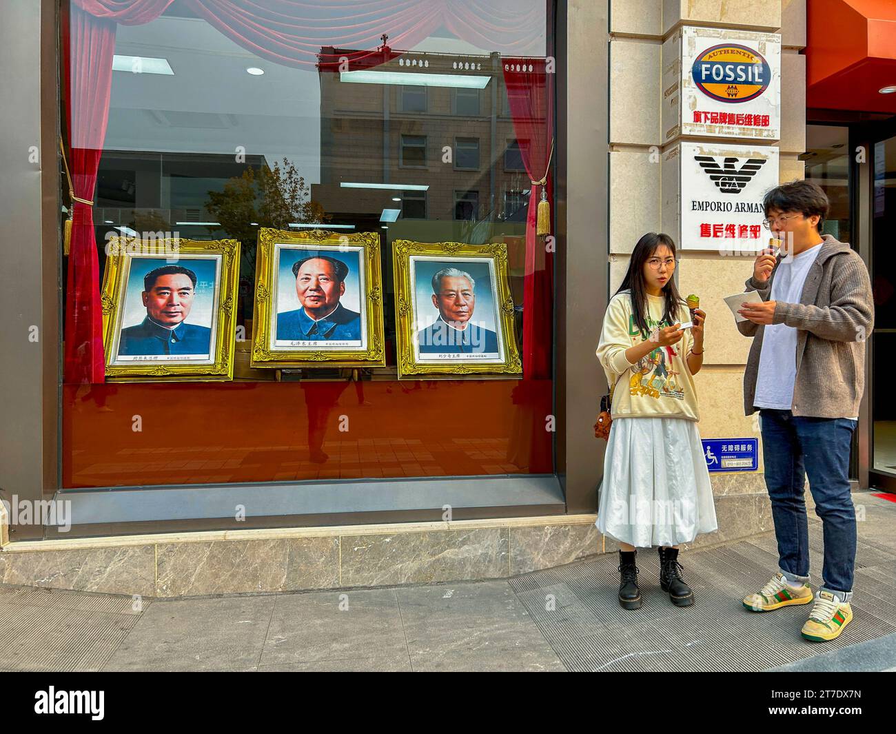 Peking, China, Straßenszene, Paar auf einem Date, Leute, Einkaufsstraße, Wangfujing St., Center City, Porträts berühmter chinesischer Führer im Shop Stockfoto