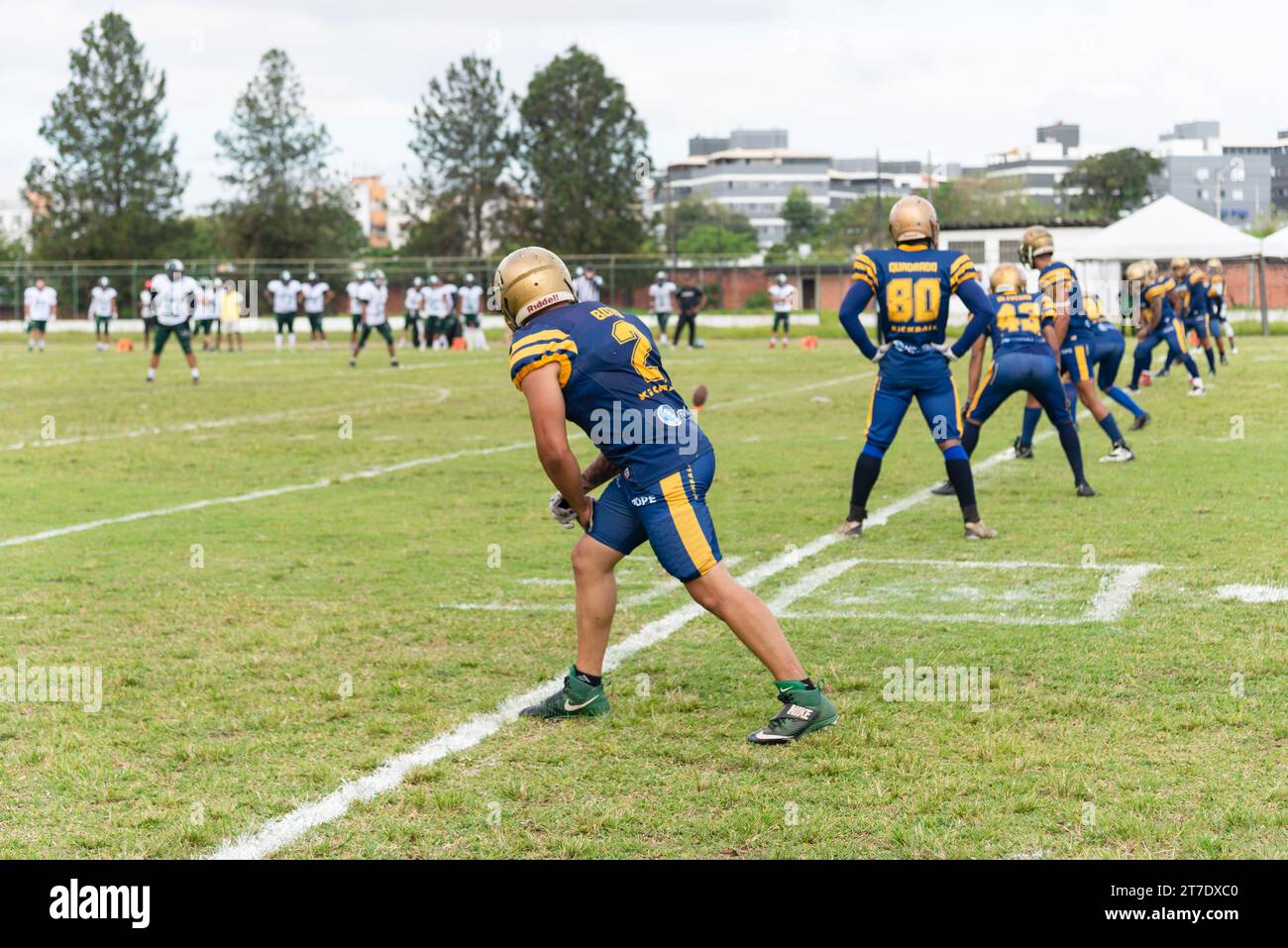 Camacari, Bahia, Brasilien - 30. September 2023: Im Stadion Armando Oliveira werden amerikanische Fußballspieler beobachtet, die sich auf den Start des Spiels vorbereiten. Stockfoto