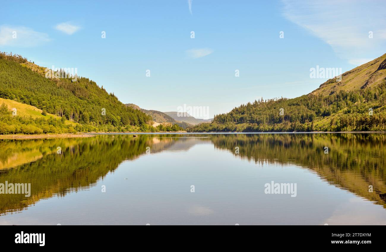 Ein Blick auf den Thirlmere Stausee an einem sonnigen Tag. Stockfoto