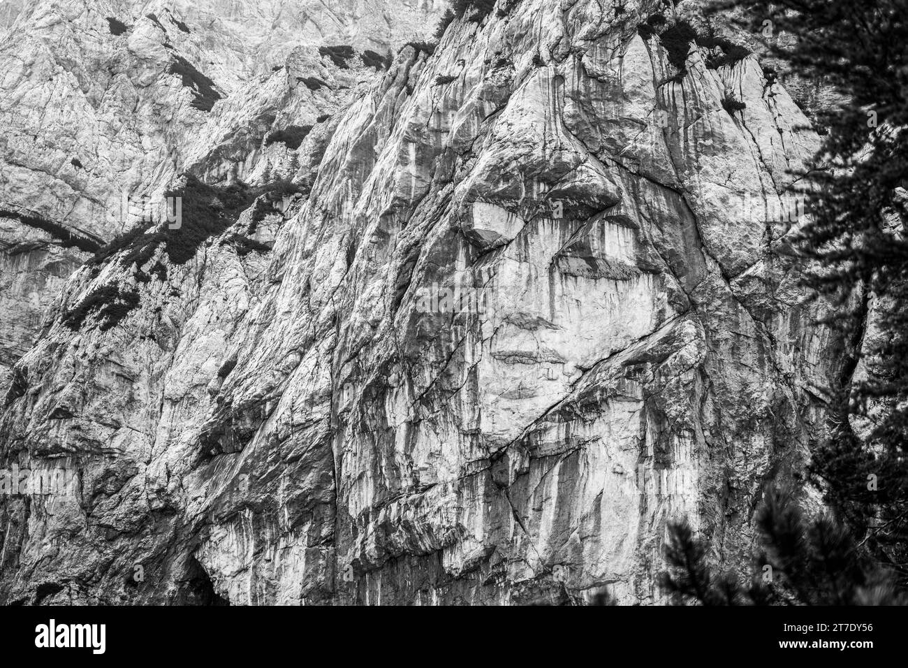 Heidnisches Mädchen - natürliches Bild eines Frauengesichts auf dem Prisank-Berg, Triglav-Nationalpark, Julischen Alpen, Slowenien. Schwarzweißbild. Stockfoto