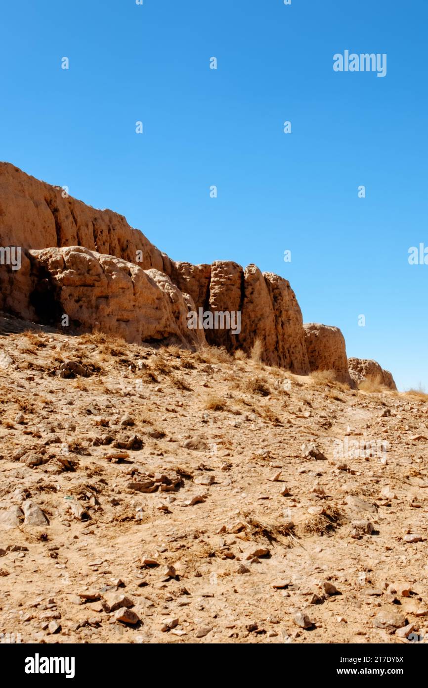 Alte Tonfestung von Ayaz-Qala in der Kyzylkum-Wüste in Usbekistan. Stockfoto