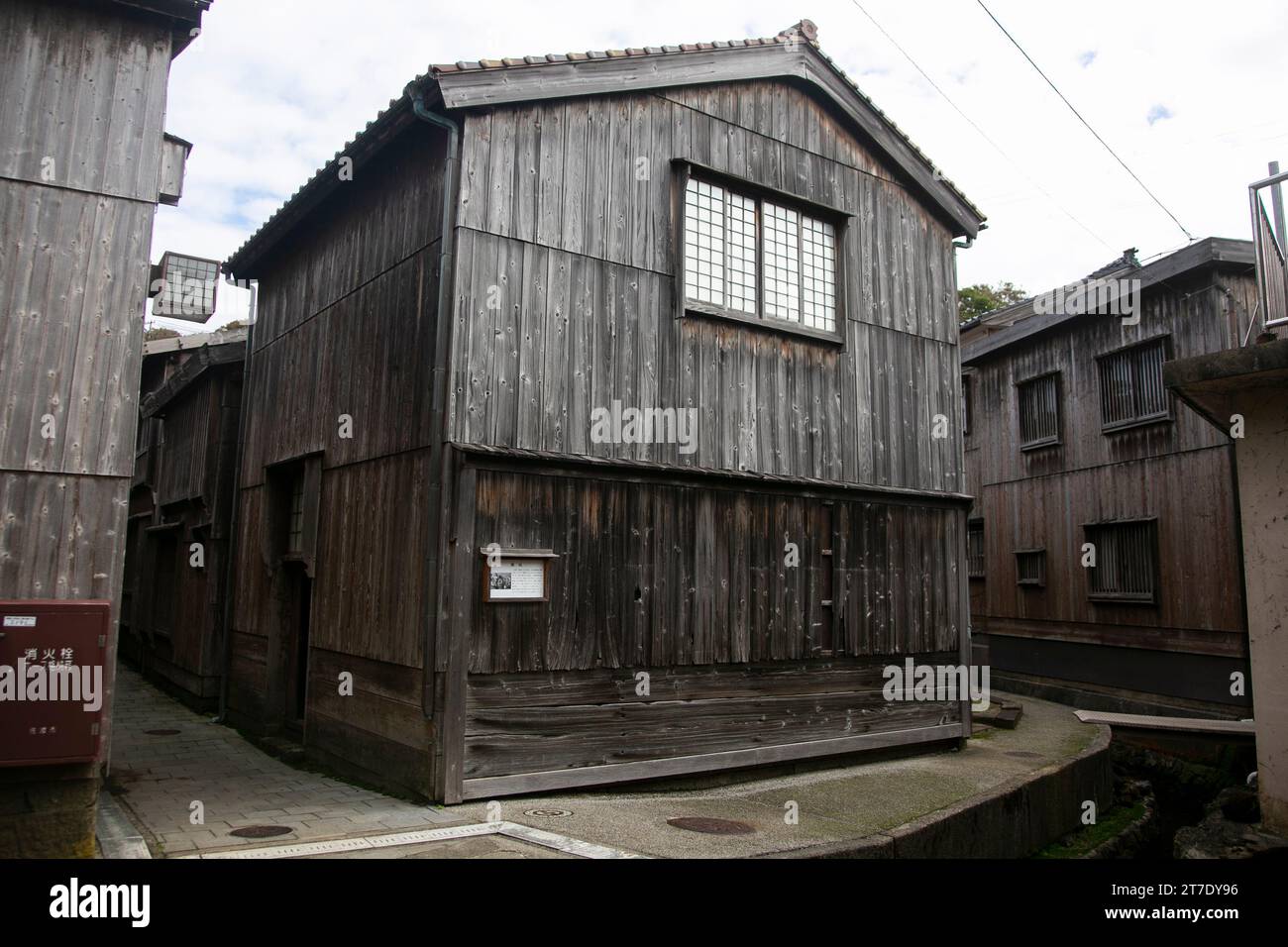 Shukunegi, altes traditionelles Dorf mit Holzhäusern aus der Edo-Zeit auf der Insel Sado, Präfektur Niigata, Japan. Dorf mit Holzhous Stockfoto