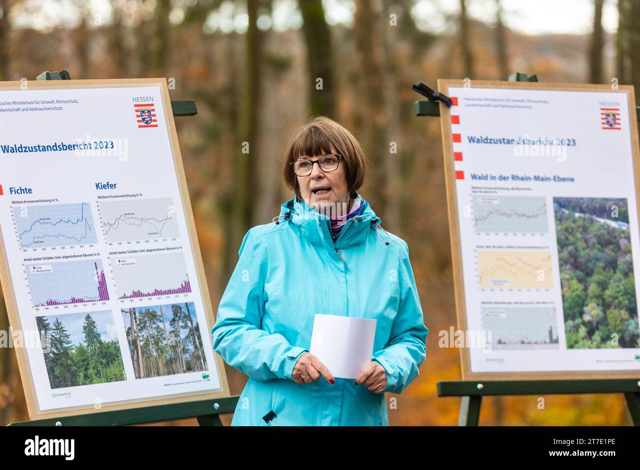 Niedernhausen, Deutschland. November 2023. Priska Hinz (Allianz 90/die Grünen), Hessische Ministerin für Umwelt, Klimaschutz, Landwirtschaft und Verbraucherschutz, spricht bei der Vorstellung des Waldzustandsberichts 2023 bei Niedernhausen im Taunus. Hessens Wälder sind immer noch in sehr schlechtem Zustand. Quelle: Sascha Lotz/dpa/Alamy Live News Stockfoto