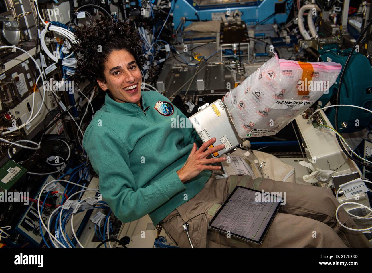 ISS - 03. November 2023 - NASA-Astronaut und Expedition 70 Flugingenieur Jasmin Moghbeli lächelt um Porträt, während er einen neuen Wasserstoffsensor o installiert Stockfoto
