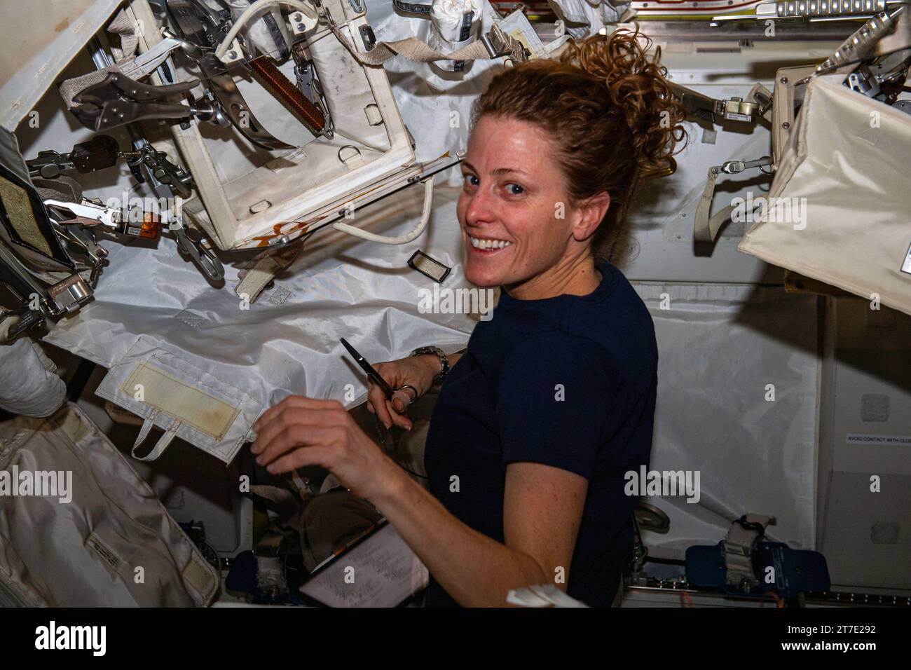 ISS - 27. Oktober 2023 - der NASA-Astronaut und Expedition 70-Flugingenieur Loral O’Hara konfiguriert Raumwanderungswerkzeuge innerhalb der Internationalen Raumstation Stockfoto