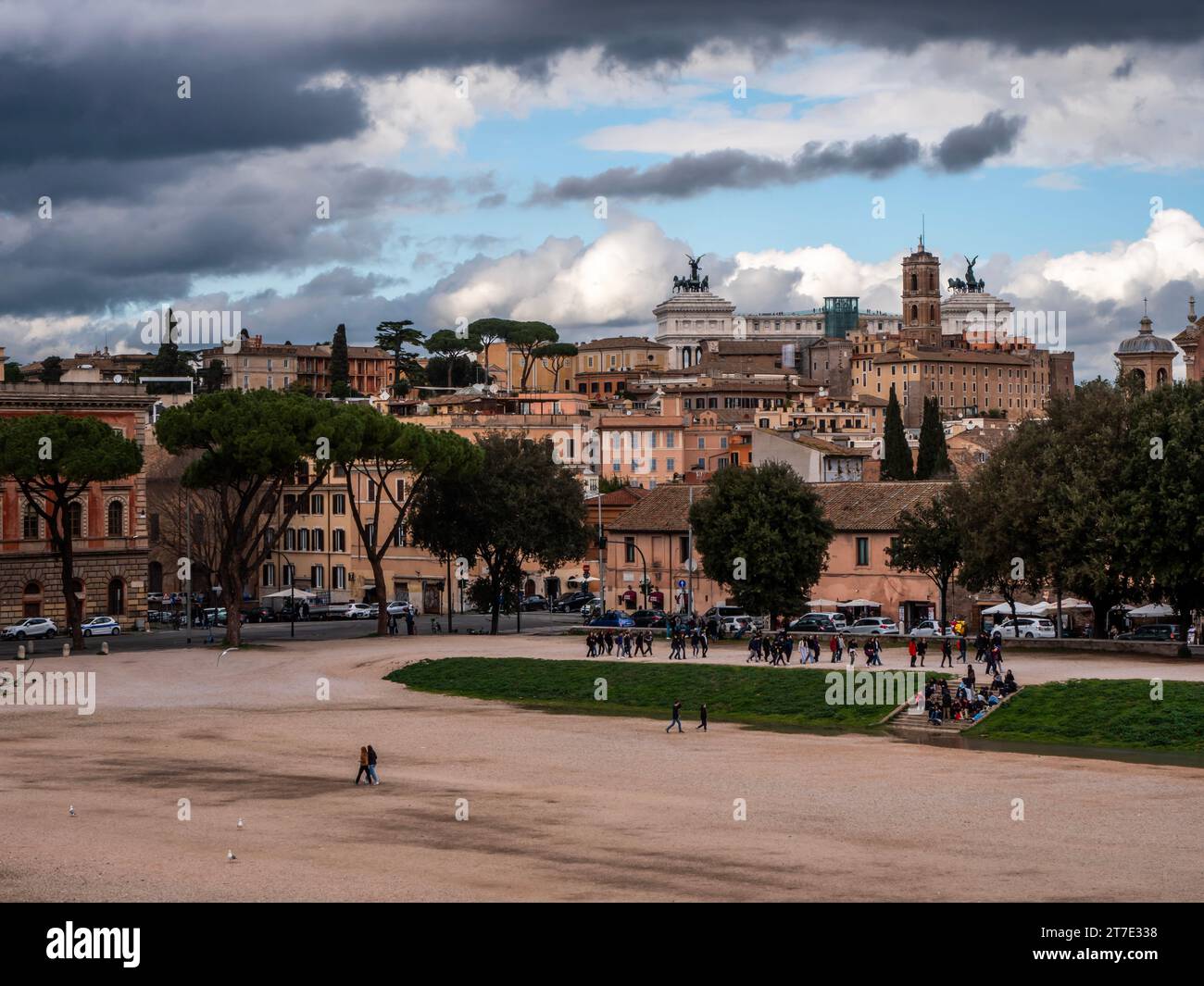 Panoramablick auf das historische Rom vom Circus Maximus. Stockfoto
