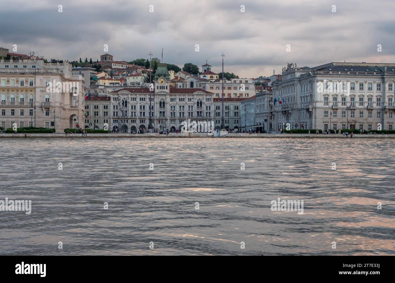 Blick in Richtung Stadtzentrum von Triest in Norditalien Stockfoto