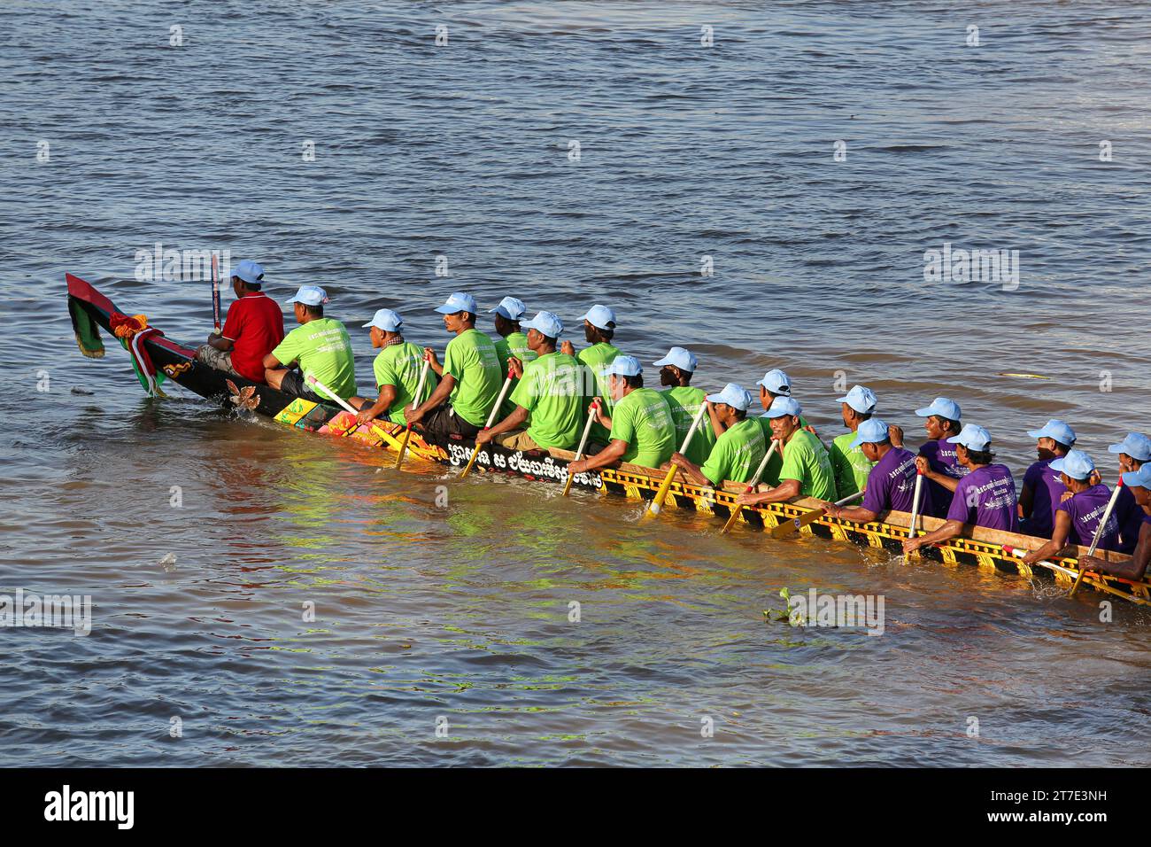 Dragon Boats Racing Wettbewerb für das Bon OM Touk Water Festival in Phnom Penh am Zusammenfluss des Tonle SAP und des Mekong River, traditionelle Bootsrennen, Kambodscha Stockfoto