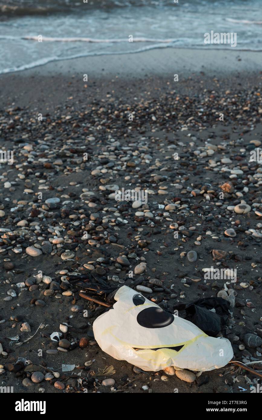 Ein Strand in der Nähe von Mersin, Türkei, voller Plastikmüll. Stockfoto