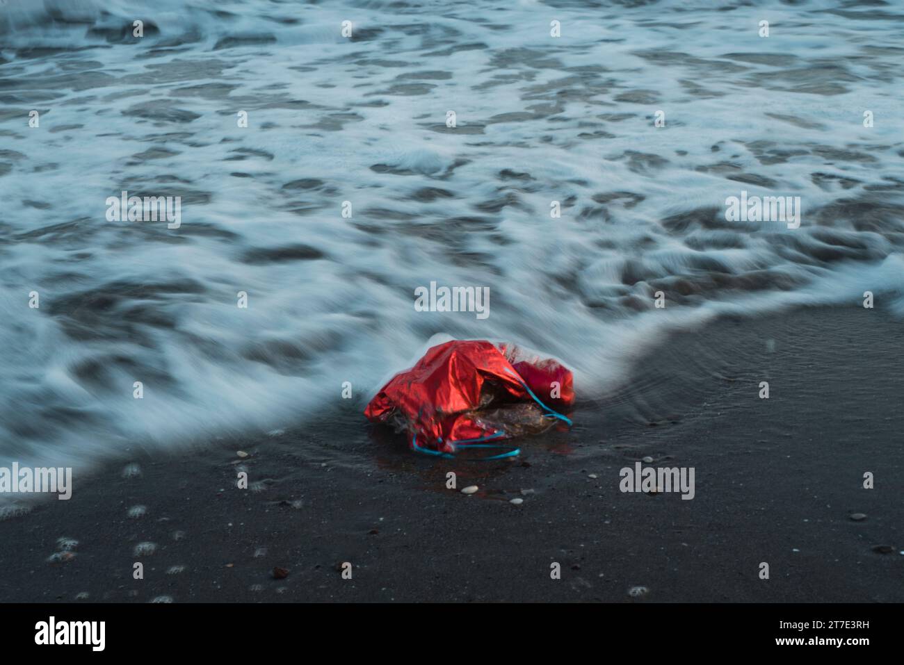 Ein Strand in der Nähe von Mersin, Türkei, voller Plastikmüll. Stockfoto