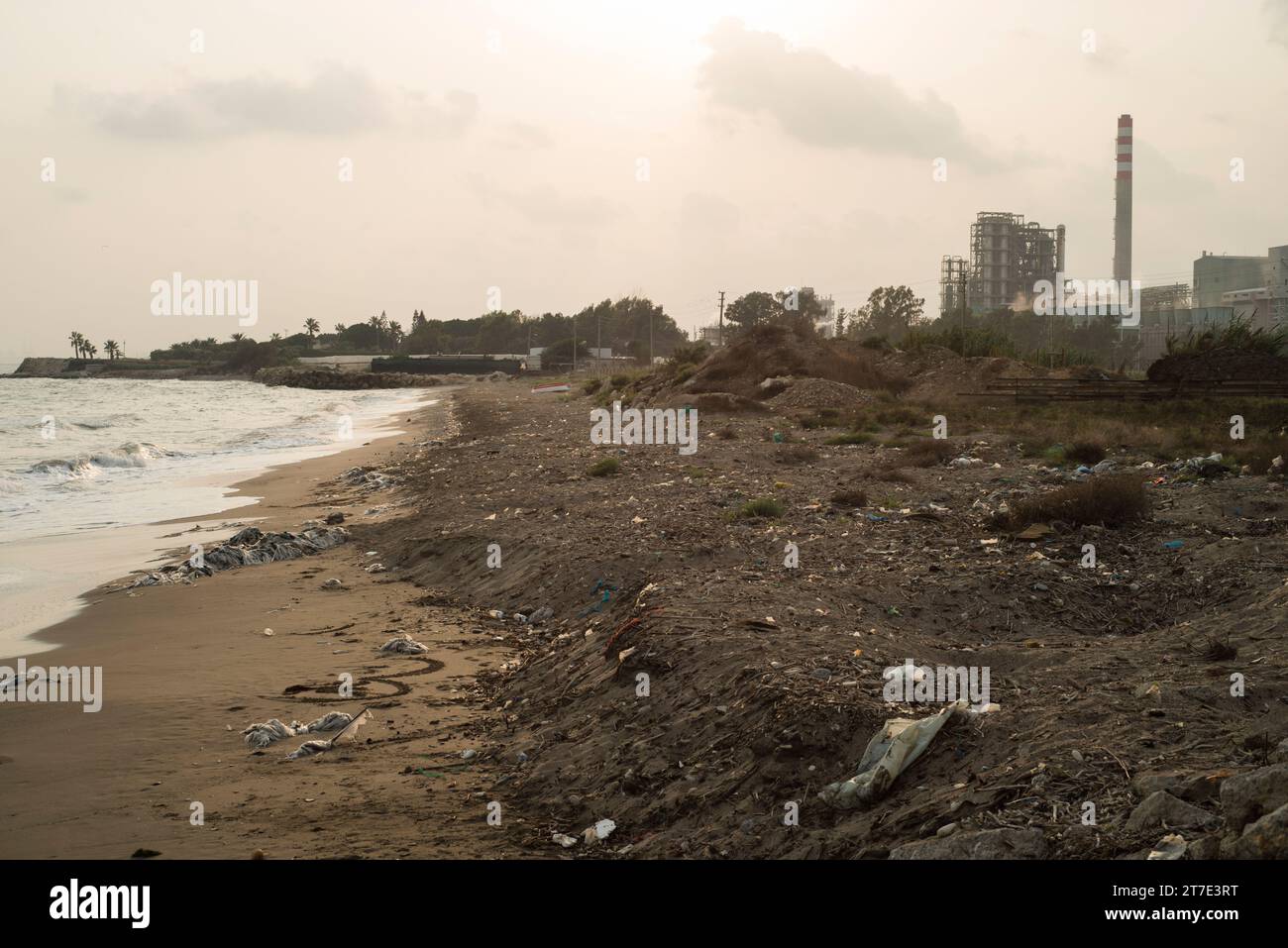 Ein Strand in der Nähe von Mersin, Türkei, voller Plastikmüll. Stockfoto