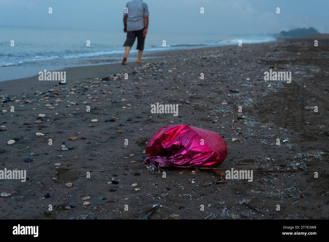 Ein Strand in der Nähe von Mersin, Türkei, voller Plastikmüll. Stockfoto