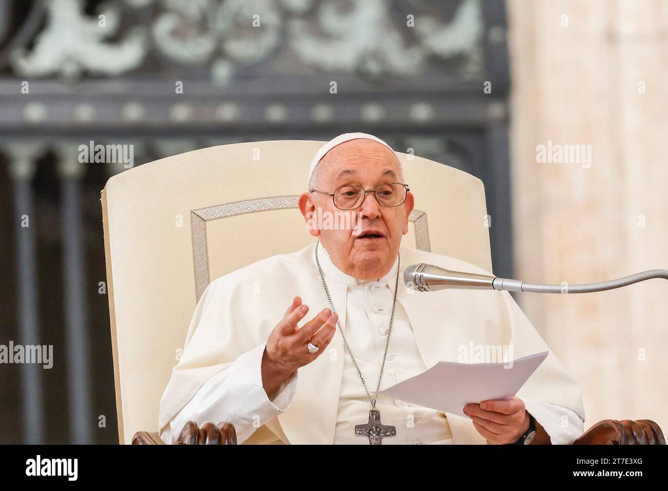 Vatikanstadt, Vatikanstadt. November 2023. Papst Franziskus besucht seine wöchentliche Generalaudienz in St. PeterÕs-Platz im Vatikan, 15. November 2023. Quelle: Riccardo De Luca - Update Images/Alamy Live News Stockfoto