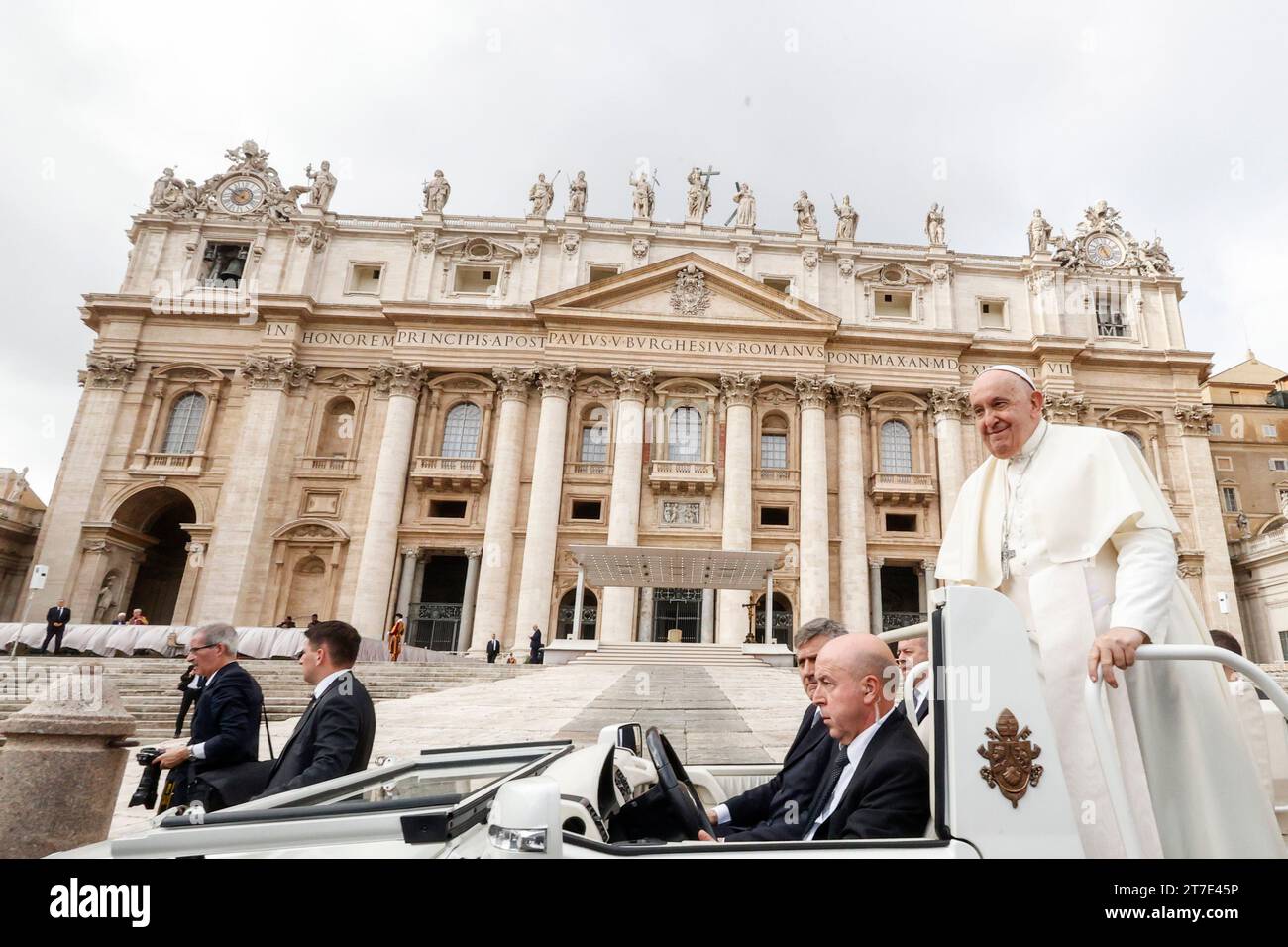 Vatikanstadt, Vatikanstadt. November 2023. Papst Franziskus verlässt am
