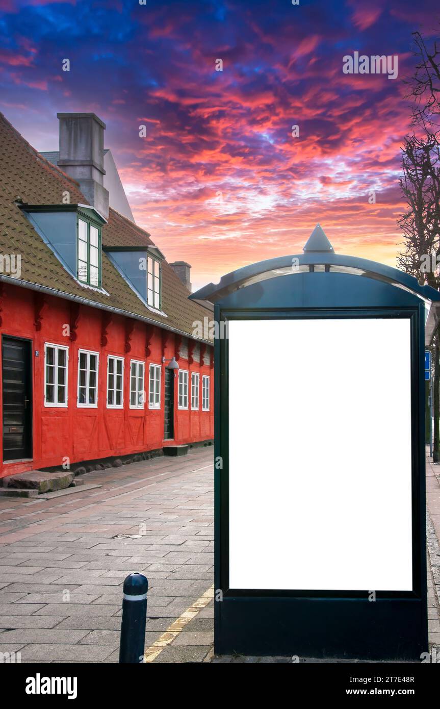 Eine leere Plakatwand auf einem Stadtbus Unterstand für Sie Werbezwecke. Stockfoto