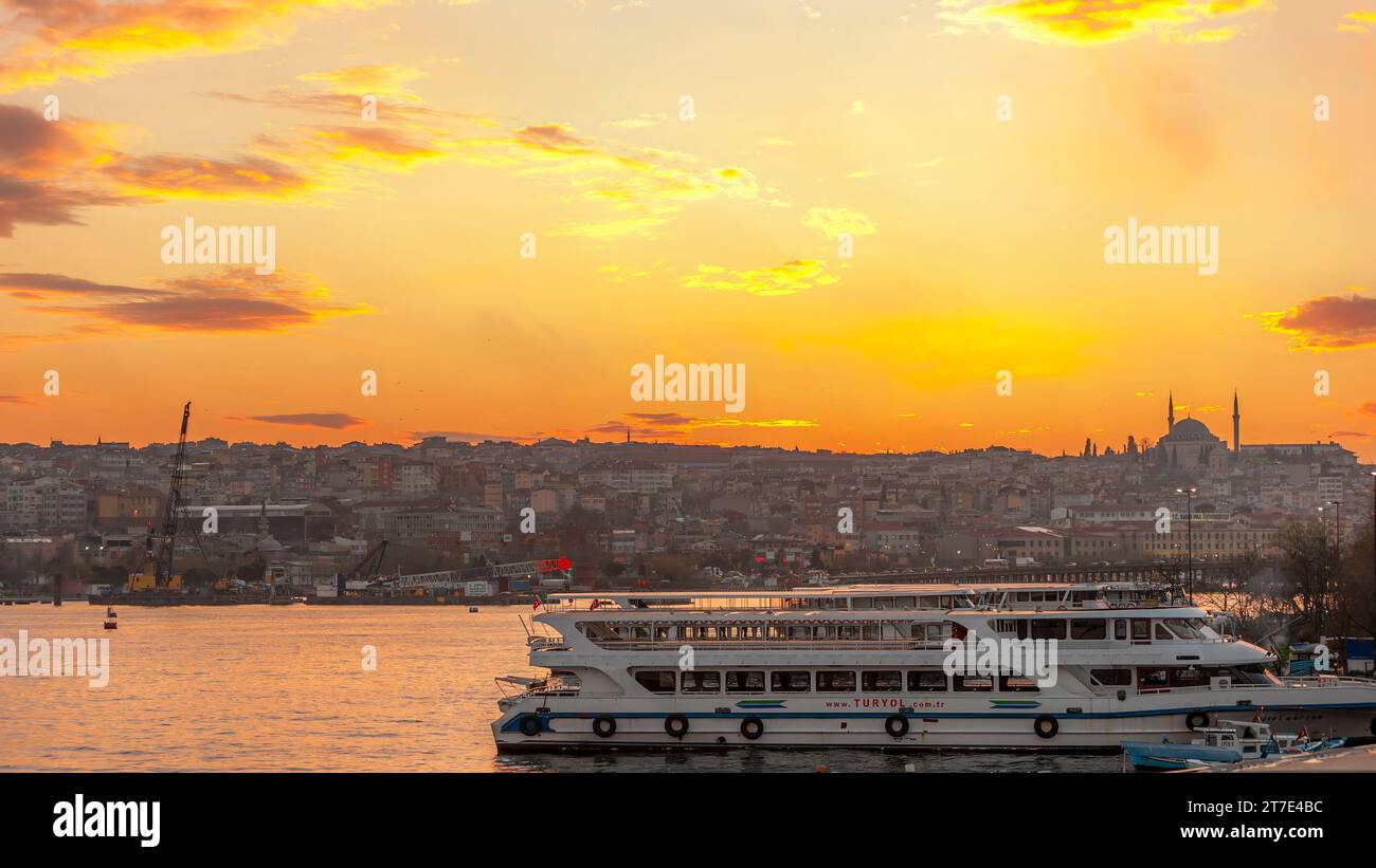 ISTANBUL, TÜRKEI - 09. APRIL 2011: Eines der vielen Ausflugsboote auf der Bosporus-Geraden. Stockfoto