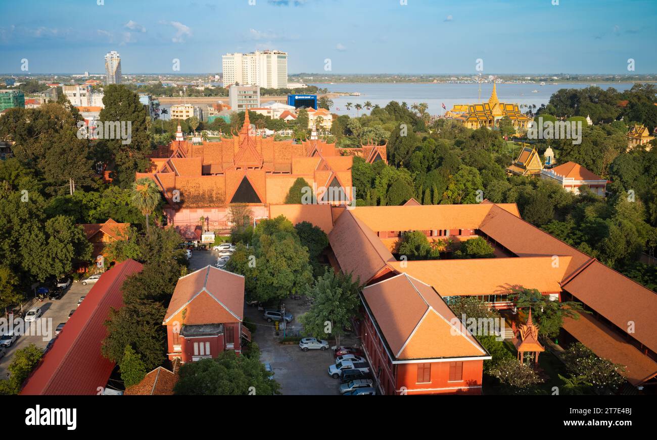 Ein Blick aus der Vogelperspektive in Phnom Penh, Kambodscha, mit dem Nationalmuseum, dem Königspalast, neuen Hochhäusern und den Flüssen Tonle SAP und Mekong. Stockfoto