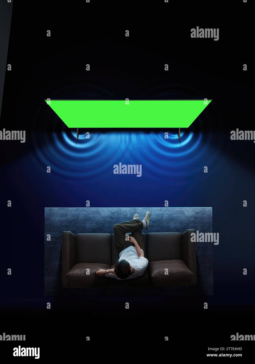 Die Menschen schauen und genießen neben dem Fernseher, Monitor mit grünem Bildschirm Stockfoto